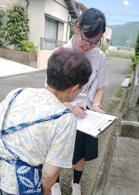 避難場所兼避難所に指定されている自宅近くの美和小学校の周囲でお話を聞きました